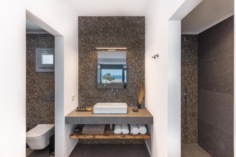 Volcanic Arc Suites in Oia Badkamer