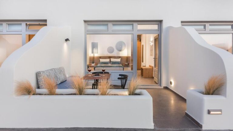 Volcanic Arc Suites in Oia Balkon