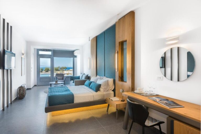 Volcanic Arc Suites in Oia Kamer