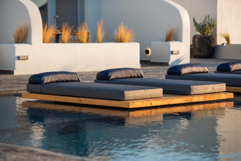 Volcanic Arc Suites in Oia Ligbedden